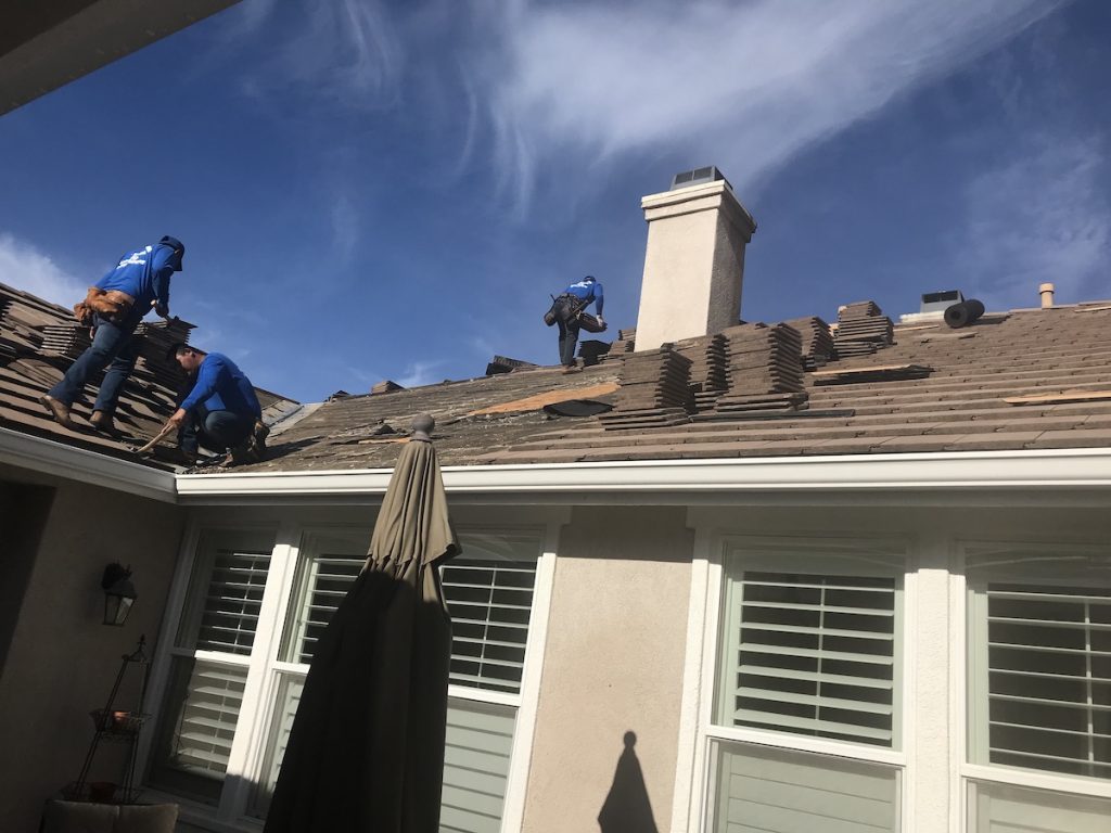 Roofers in Vista, California